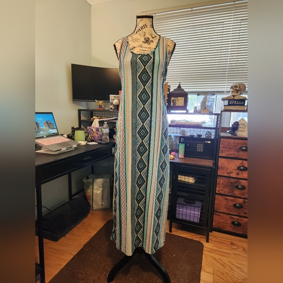 Geometric Patterned Halter Maxi Dress - Picture 1 of 9